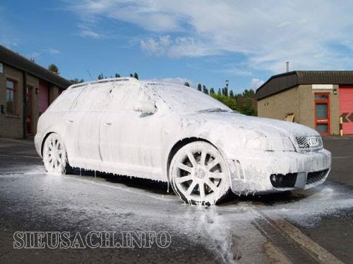 Máy rửa xe Hiroma kết hợp với bình bọt tuyết cho hiệu quả vệ sinh vượt trội