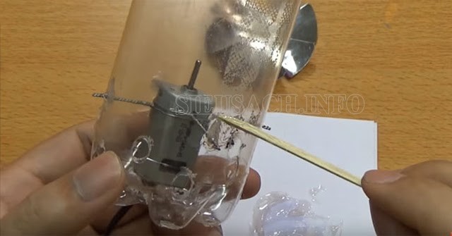Cố định motor vào đáy chai nhựa