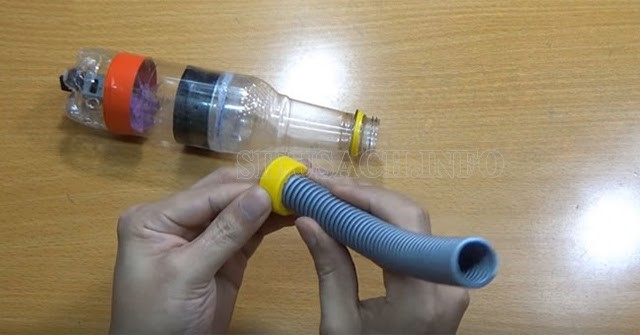 Gắn ống nhựa với nắp chai để làm ống hút bụi