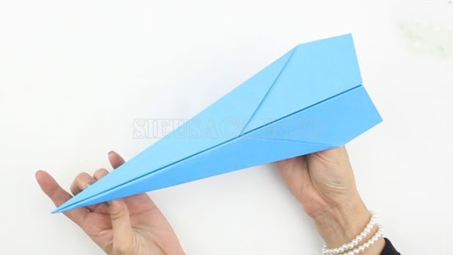 Gấp hình tam giác trên đầu của máy bay